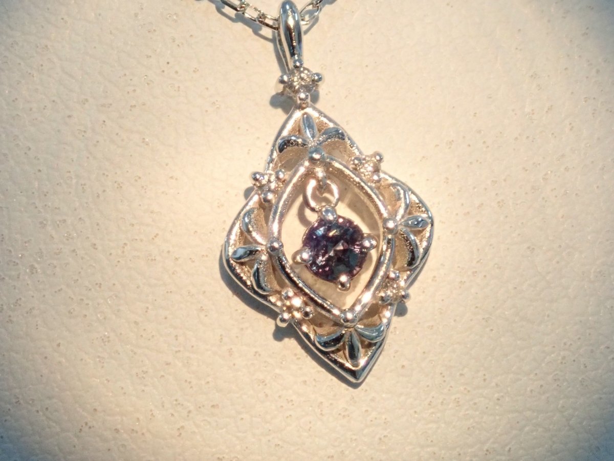 K18WGアレキサンドライト0.12ct ペンダント(ネックレス) - カラッツSTORE