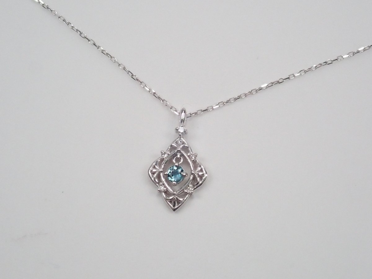 K18WGアレキサンドライト0.12ct ペンダント(ネックレス) - カラッツSTORE