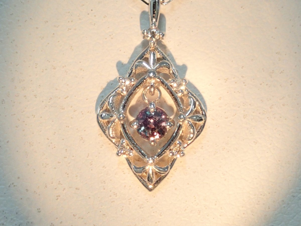 K18WGアレキサンドライト0.12ct ペンダント(ネックレス) - カラッツSTORE