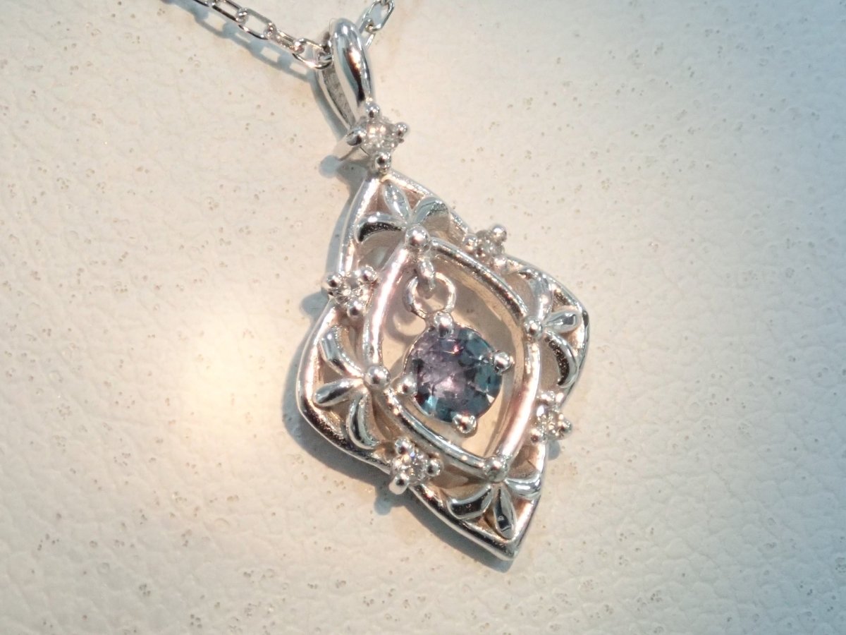 K18WGアレキサンドライト0.12ct ペンダント(ネックレス) - カラッツSTORE