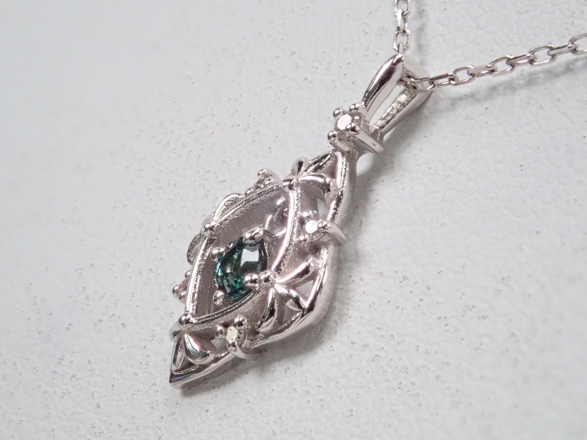 K18WGアレキサンドライト0.12ct ペンダント(ネックレス) - カラッツSTORE