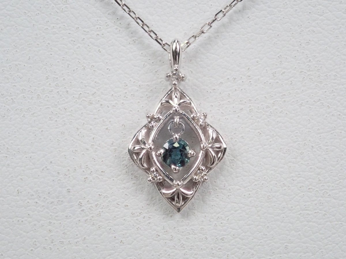 K18WGアレキサンドライト0.12ct ペンダント(ネックレス) - カラッツSTORE