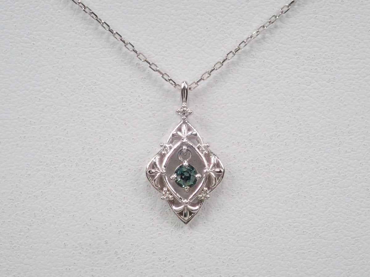 K18WGアレキサンドライト0.12ct ペンダント(ネックレス) - カラッツSTORE