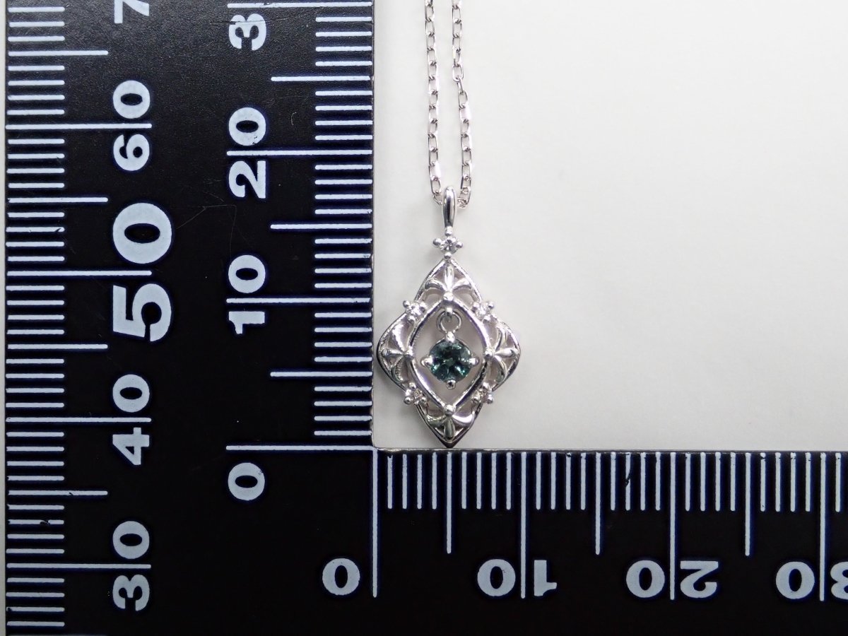 K18WGアレキサンドライト0.12ct ペンダント(ネックレス) - カラッツSTORE