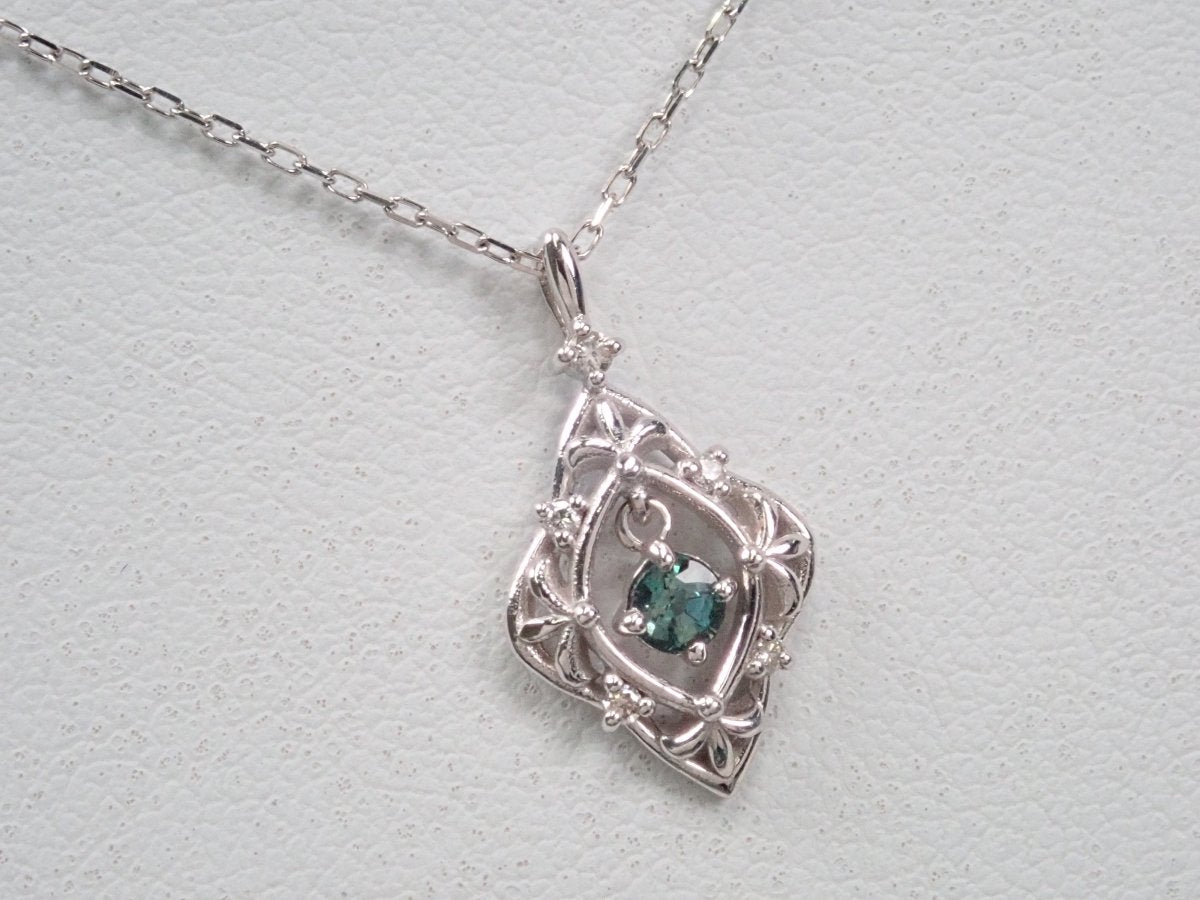 K18WGアレキサンドライト0.12ct ペンダント(ネックレス) - カラッツSTORE