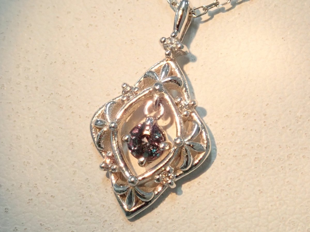 K18WGアレキサンドライト0.12ct ペンダント(ネックレス) - カラッツSTORE
