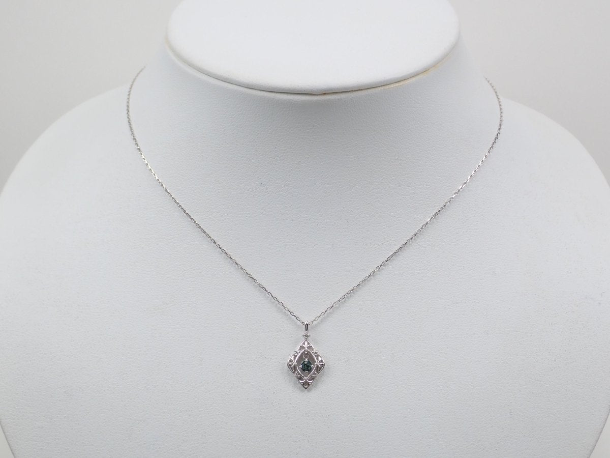 K18WGアレキサンドライト0.12ct ペンダント(ネックレス) - カラッツSTORE