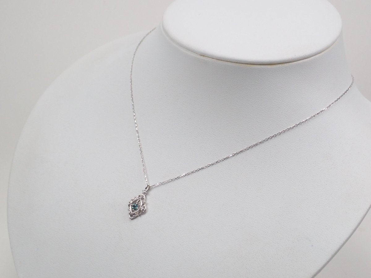 K18WGアレキサンドライト0.12ct ペンダント(ネックレス) - カラッツSTORE