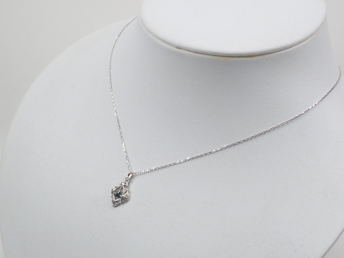 K18WGアレキサンドライト0.12ct ペンダント(ネックレス) - カラッツSTORE