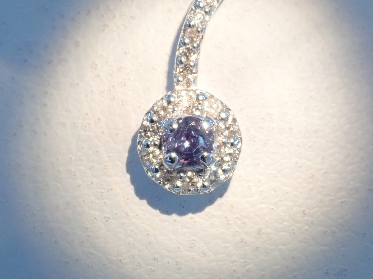 K18WGアレキサンドライト0.15ct ペンダント(ネックレス) - カラッツSTORE