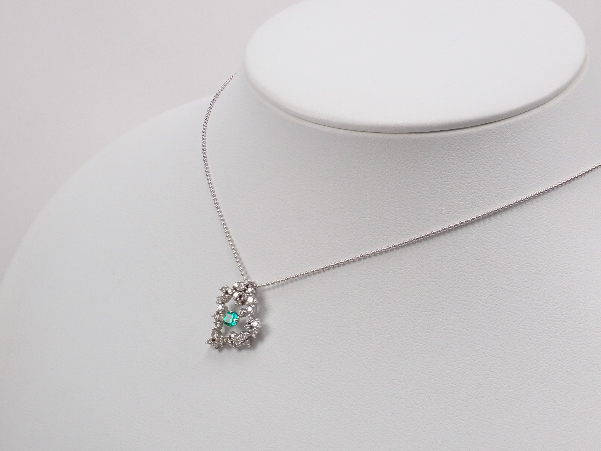 K18WGエメラルド0.18ct ペンダント(ネックレス) - KARATZ STORE|カラッツSTORE
