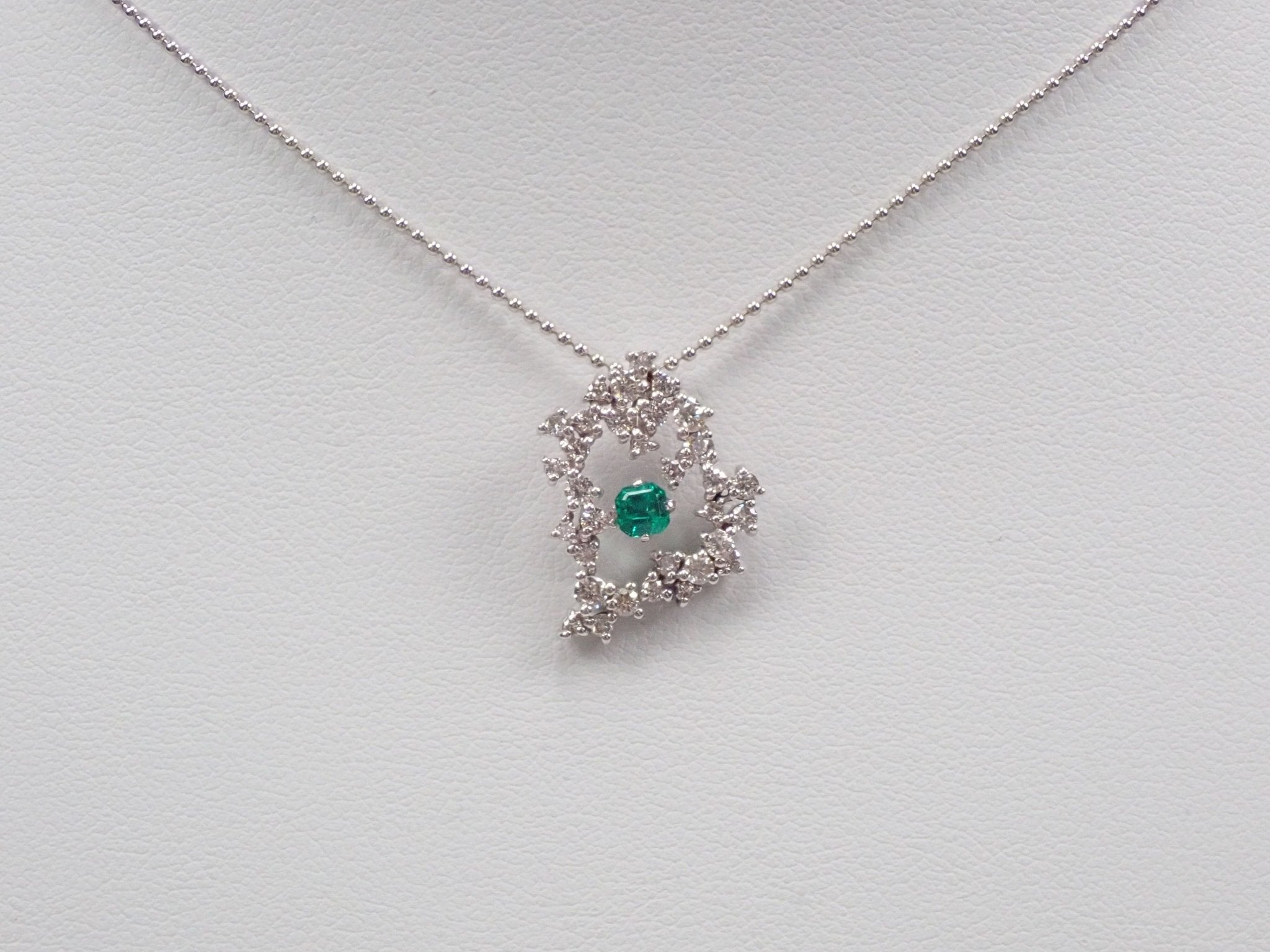 K18WGエメラルド0.18ct ペンダント(ネックレス) - KARATZ STORE|カラッツSTORE