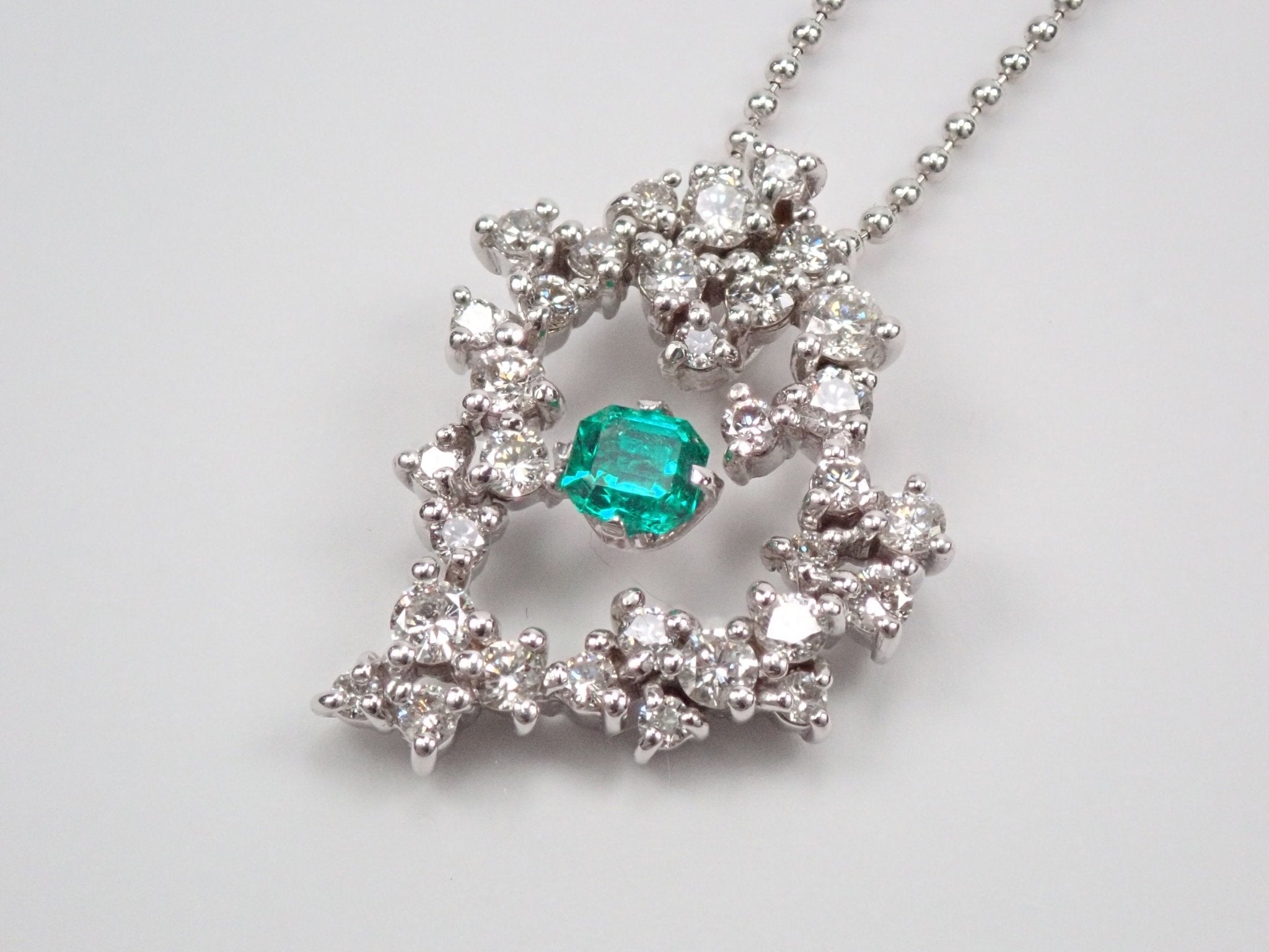 K18WGエメラルド0.18ct ペンダント(ネックレス) - KARATZ STORE|カラッツSTORE