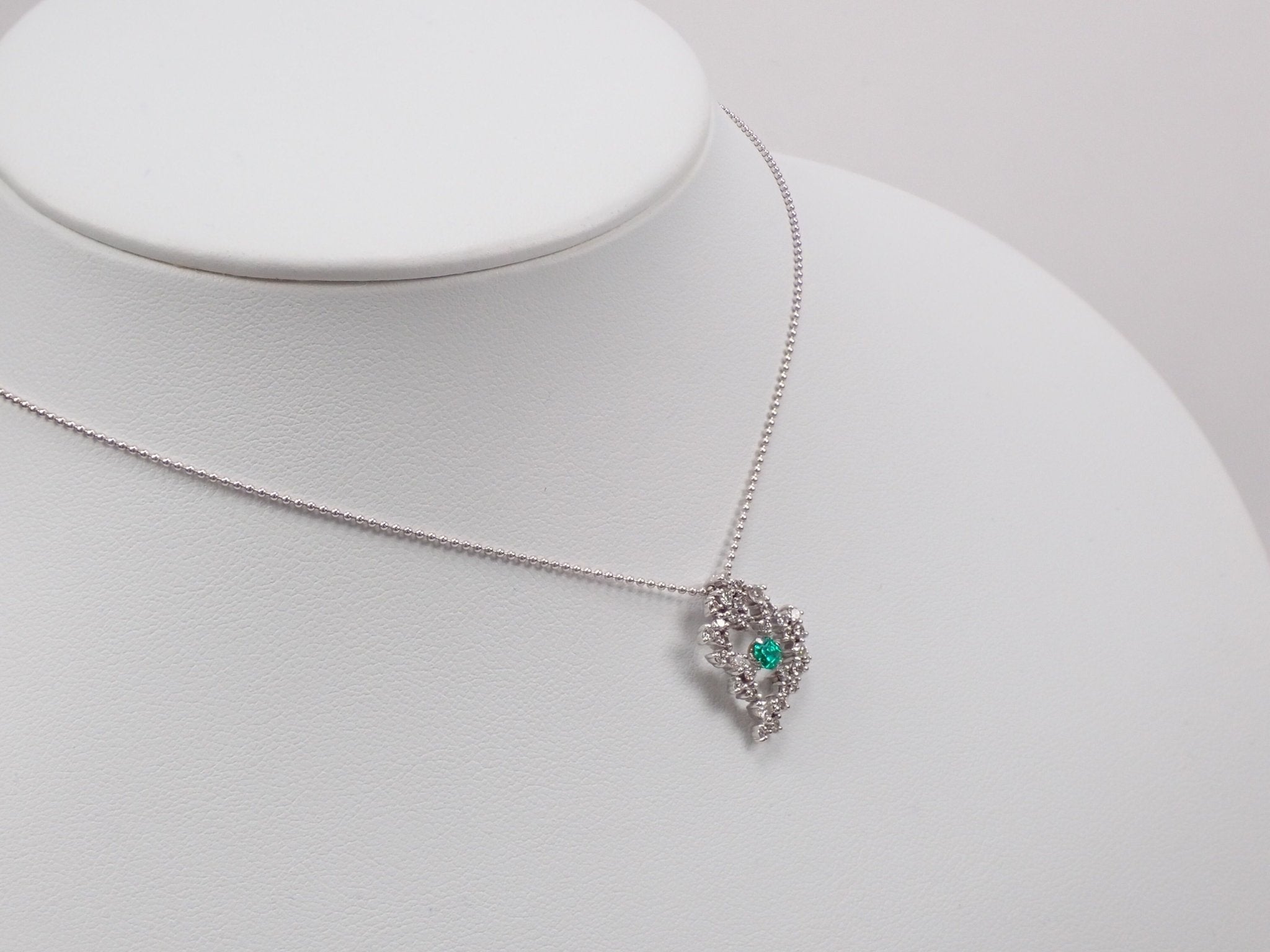 K18WGエメラルド0.18ct ペンダント(ネックレス) - KARATZ STORE|カラッツSTORE