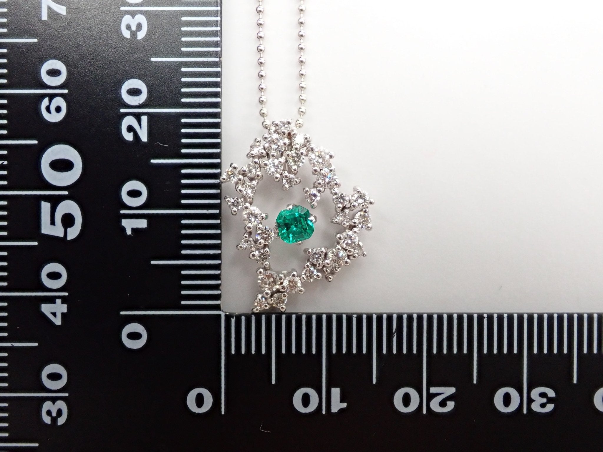 K18WGエメラルド0.18ct ペンダント(ネックレス) - KARATZ STORE|カラッツSTORE