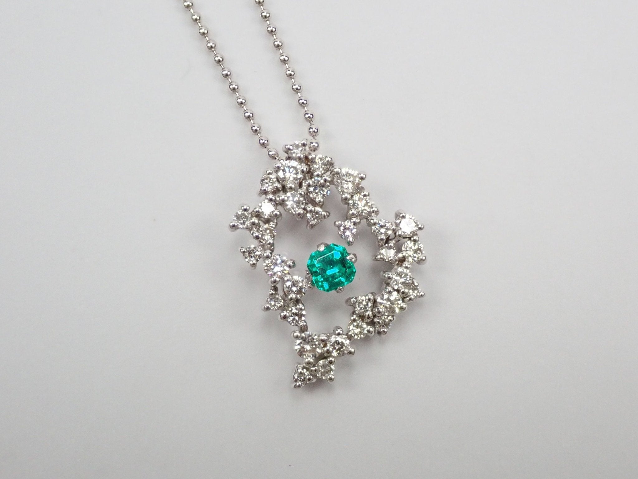 K18WGエメラルド0.18ct ペンダント(ネックレス) - KARATZ STORE|カラッツSTORE