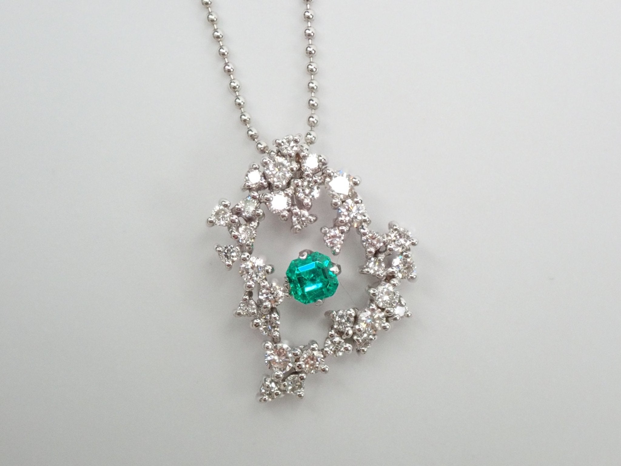 K18WGエメラルド0.18ct ペンダント(ネックレス) - KARATZ STORE|カラッツSTORE