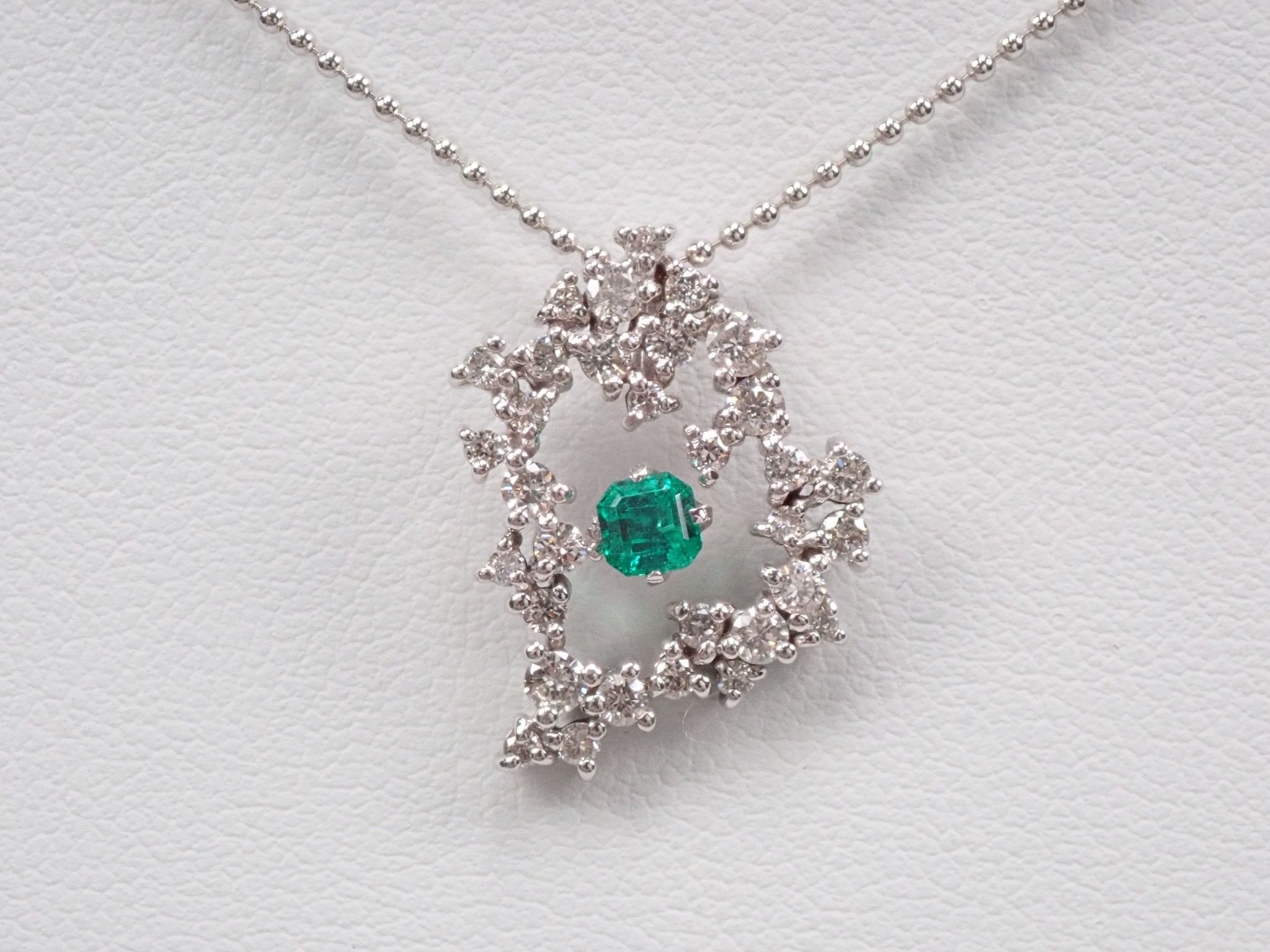 K18WGエメラルド0.18ct ペンダント(ネックレス) - KARATZ STORE|カラッツSTORE