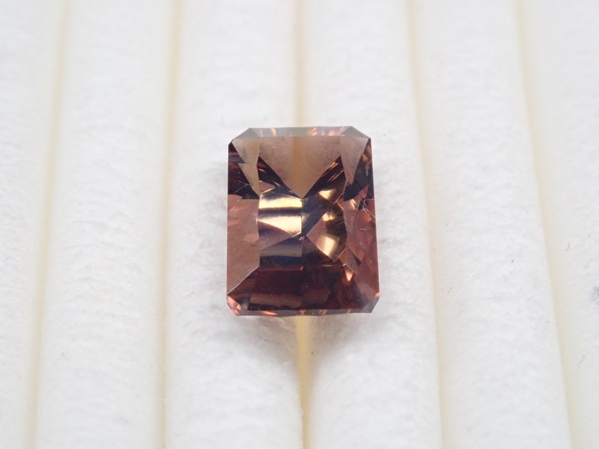【KEN氏】カリフォルニア産アキシナイト 1.150ctルース(ファントムカット) - カラッツSTORE