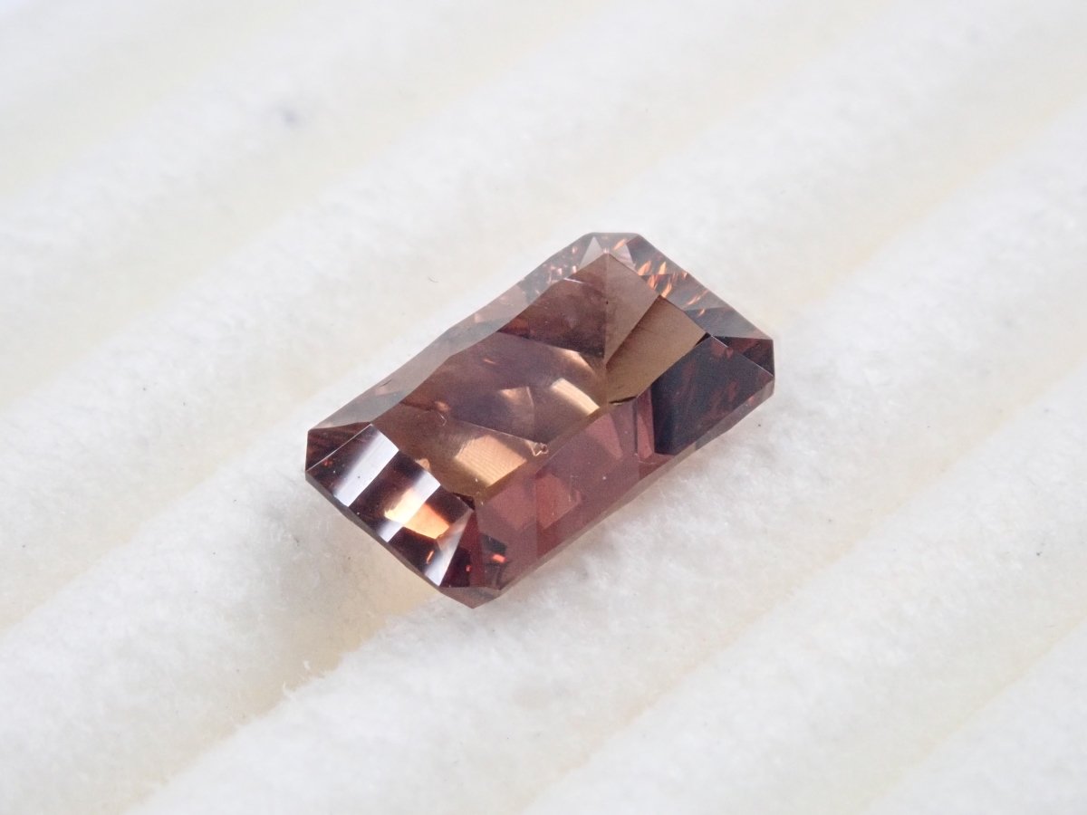 【KEN氏】カリフォルニア産アキシナイト 1.150ctルース(ファントムカット) - カラッツSTORE