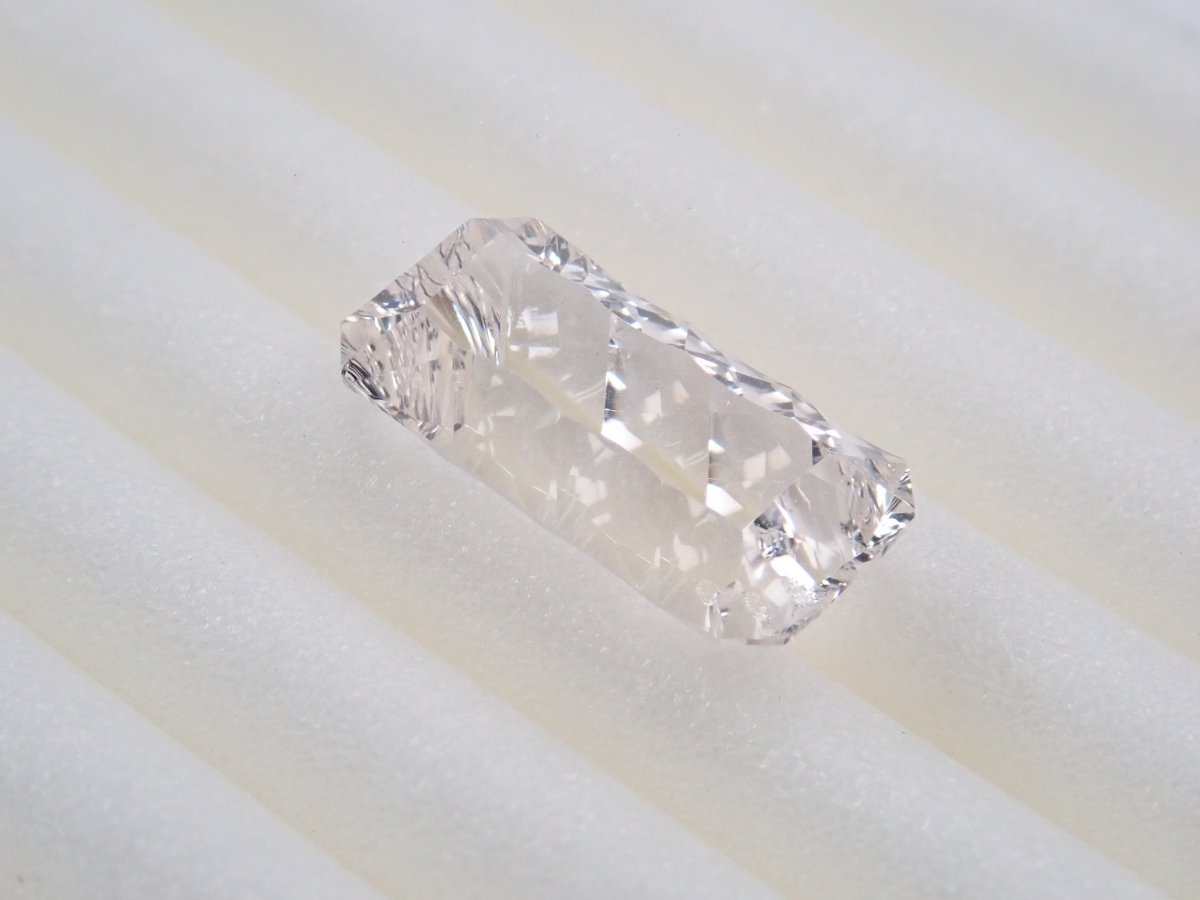 【KEN氏】メキシコ産ダンビュライト 1.515ctルース(ファントムカット) - カラッツSTORE