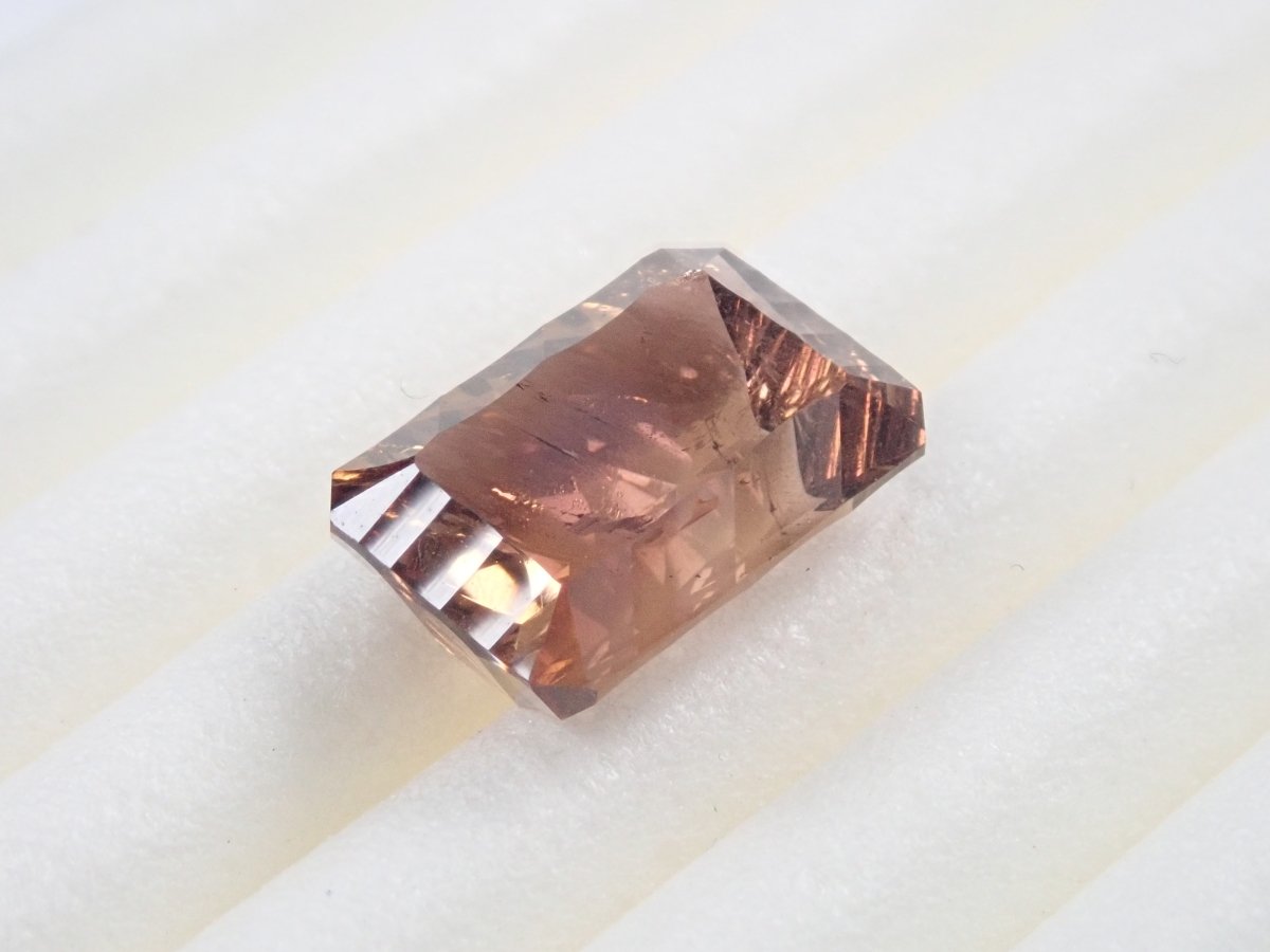 【KEN氏】カリフォルニア産アキシナイト 2.10ctルース(ファントムカット) - カラッツSTORE