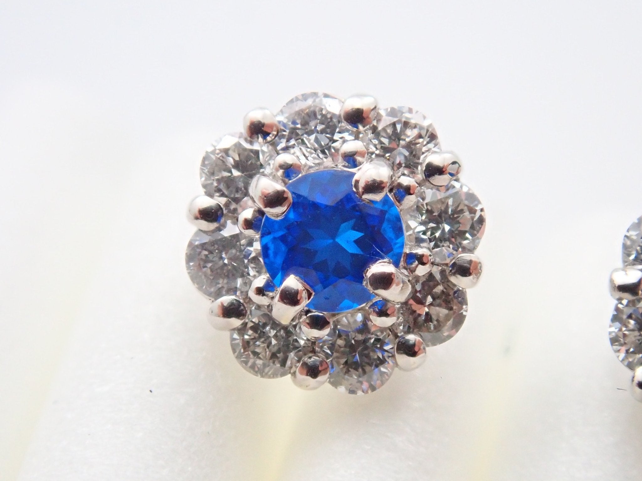Pt900アウイナイト (蛍光タイプ) 0.14ct / 0.24ct ピアス - KARATZ STORE|カラッツSTORE