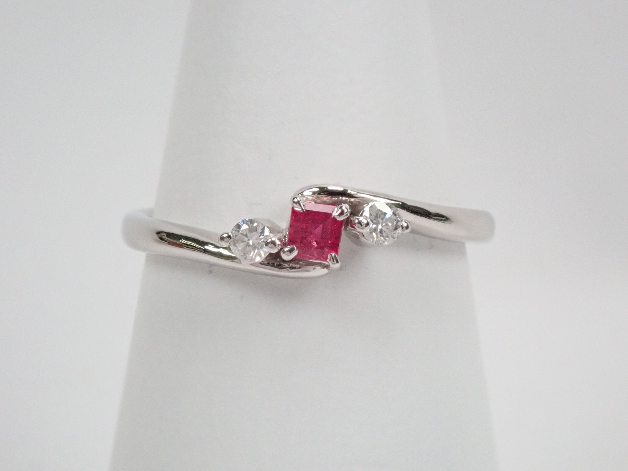 Pt900レッドベリル0.082ct ダイヤリング - KARATZ STORE|カラッツSTORE