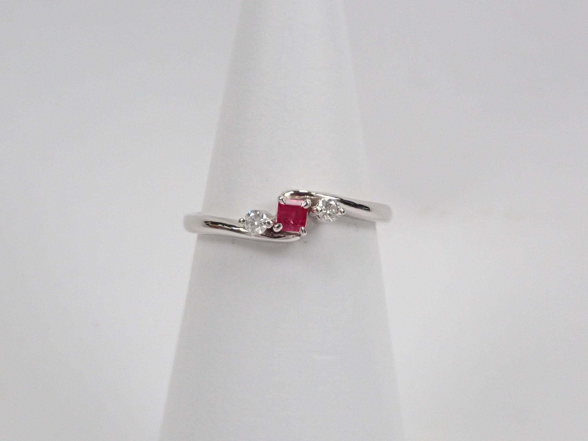 Pt900レッドベリル0.082ct ダイヤリング - KARATZ STORE|カラッツSTORE