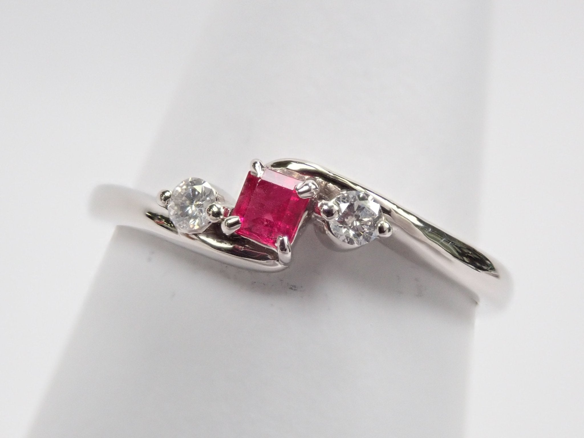 Pt900レッドベリル0.082ct ダイヤリング - KARATZ STORE|カラッツSTORE
