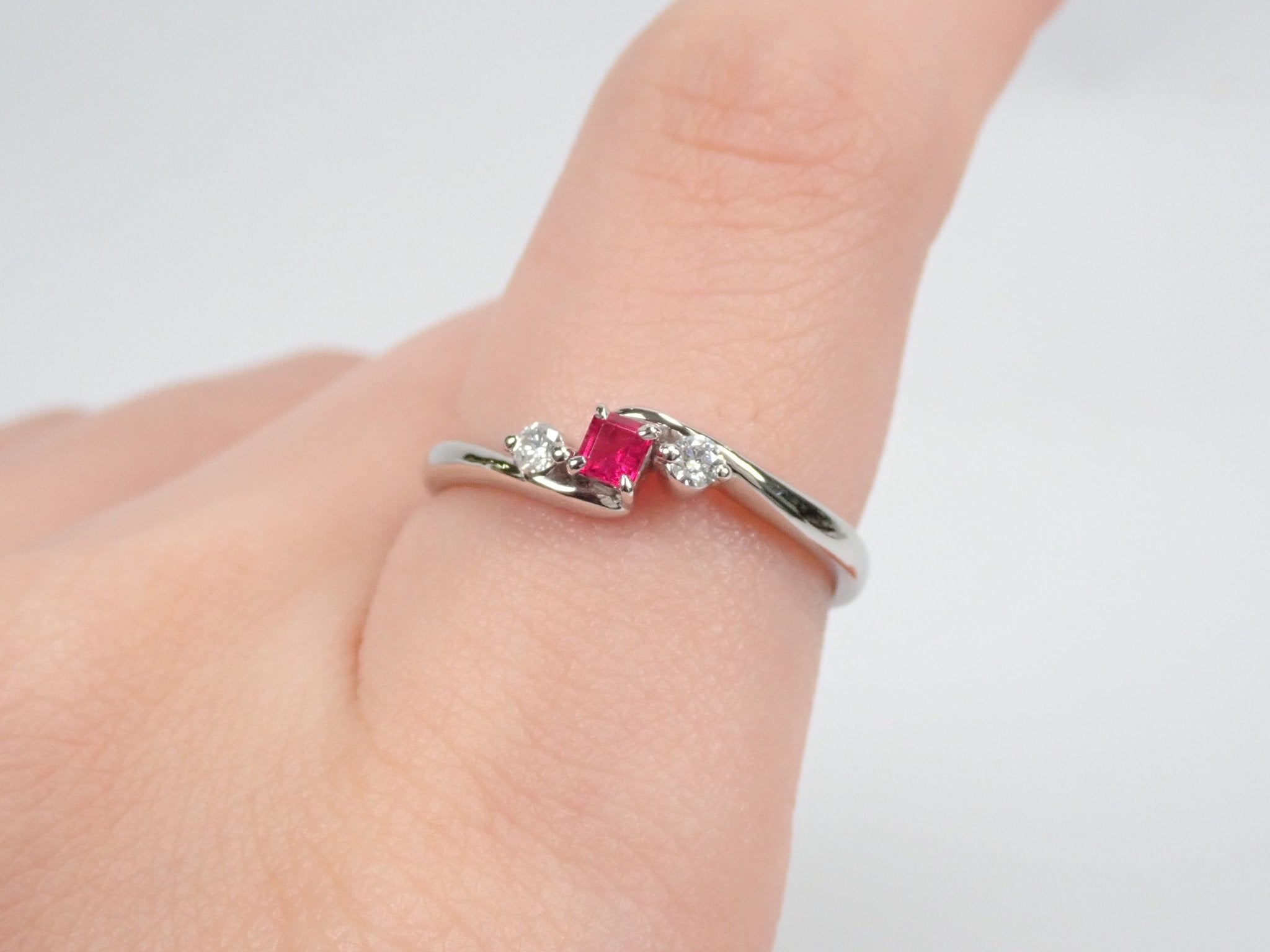 Pt900レッドベリル0.082ct ダイヤリング - KARATZ STORE|カラッツSTORE