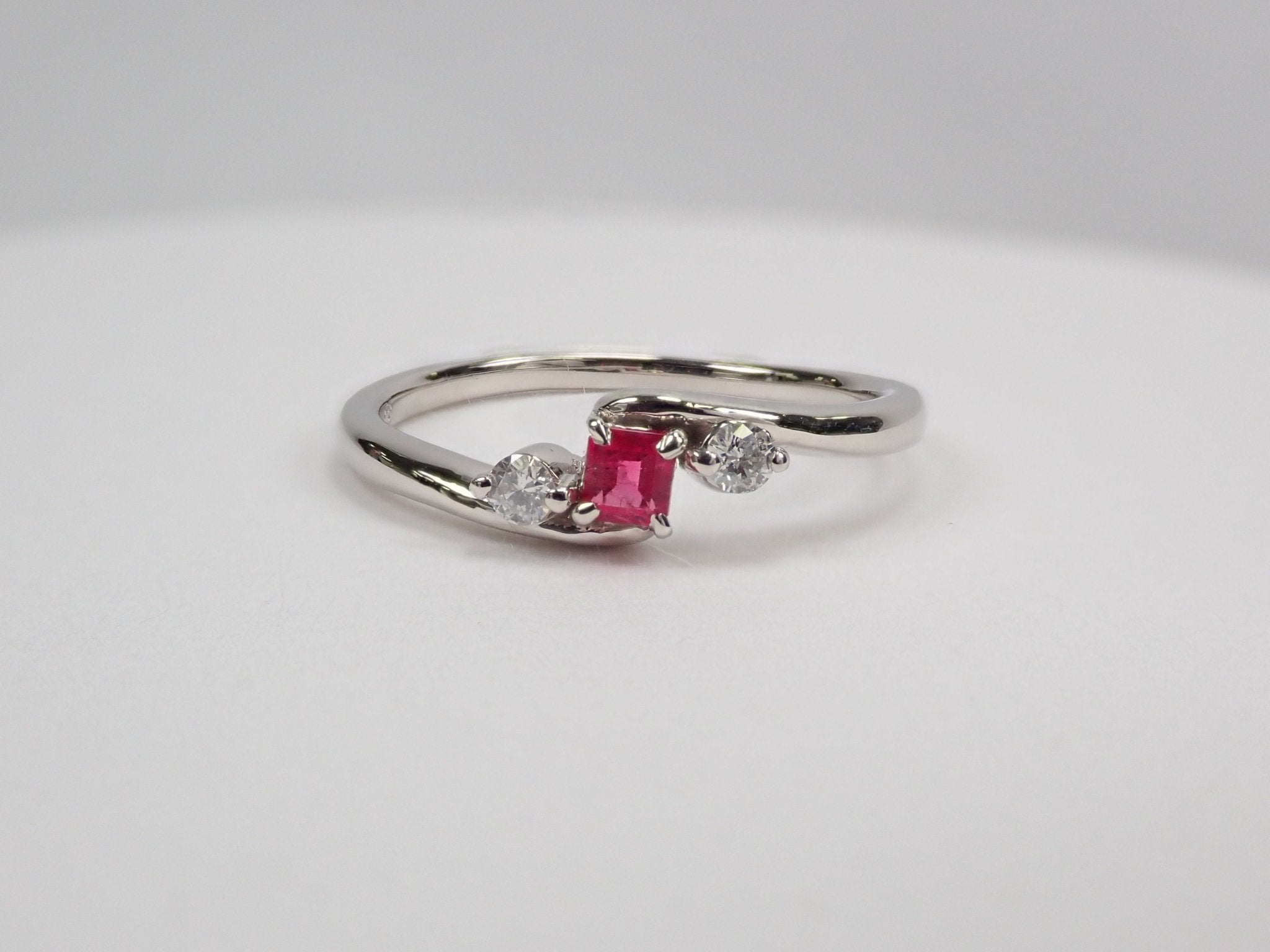 Pt900レッドベリル0.082ct ダイヤリング - KARATZ STORE|カラッツSTORE