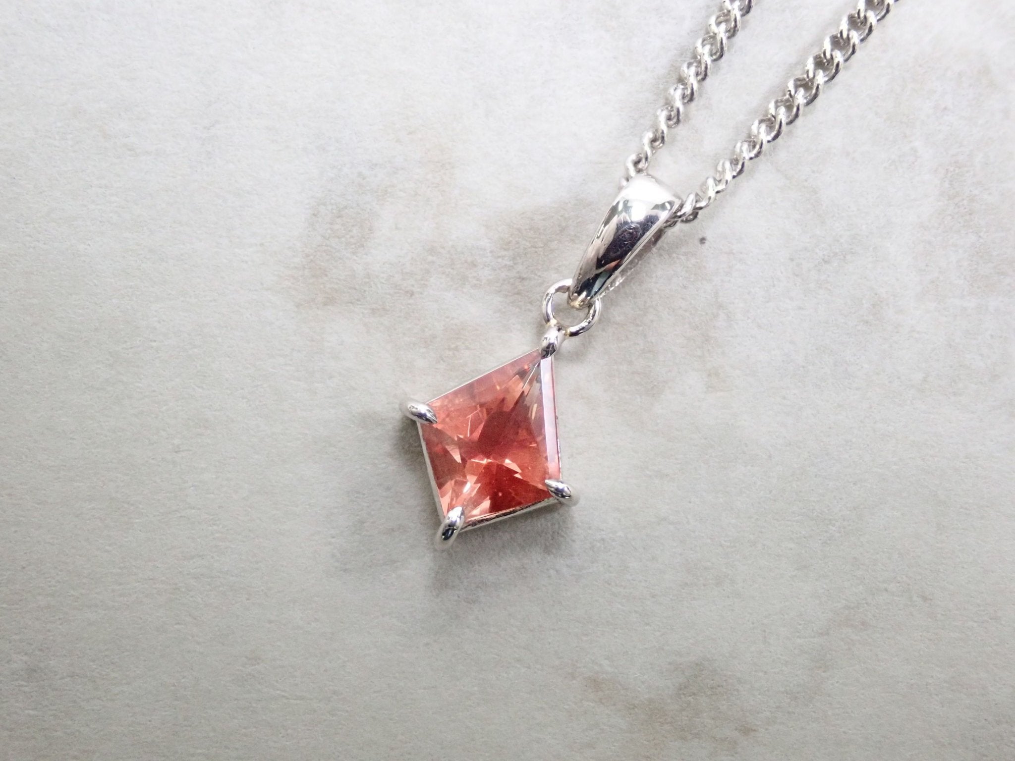 Pt900オレゴンサンストーン0.553ct ペンダントトップ(ネックレストップ) - KARATZ STORE|カラッツSTORE
