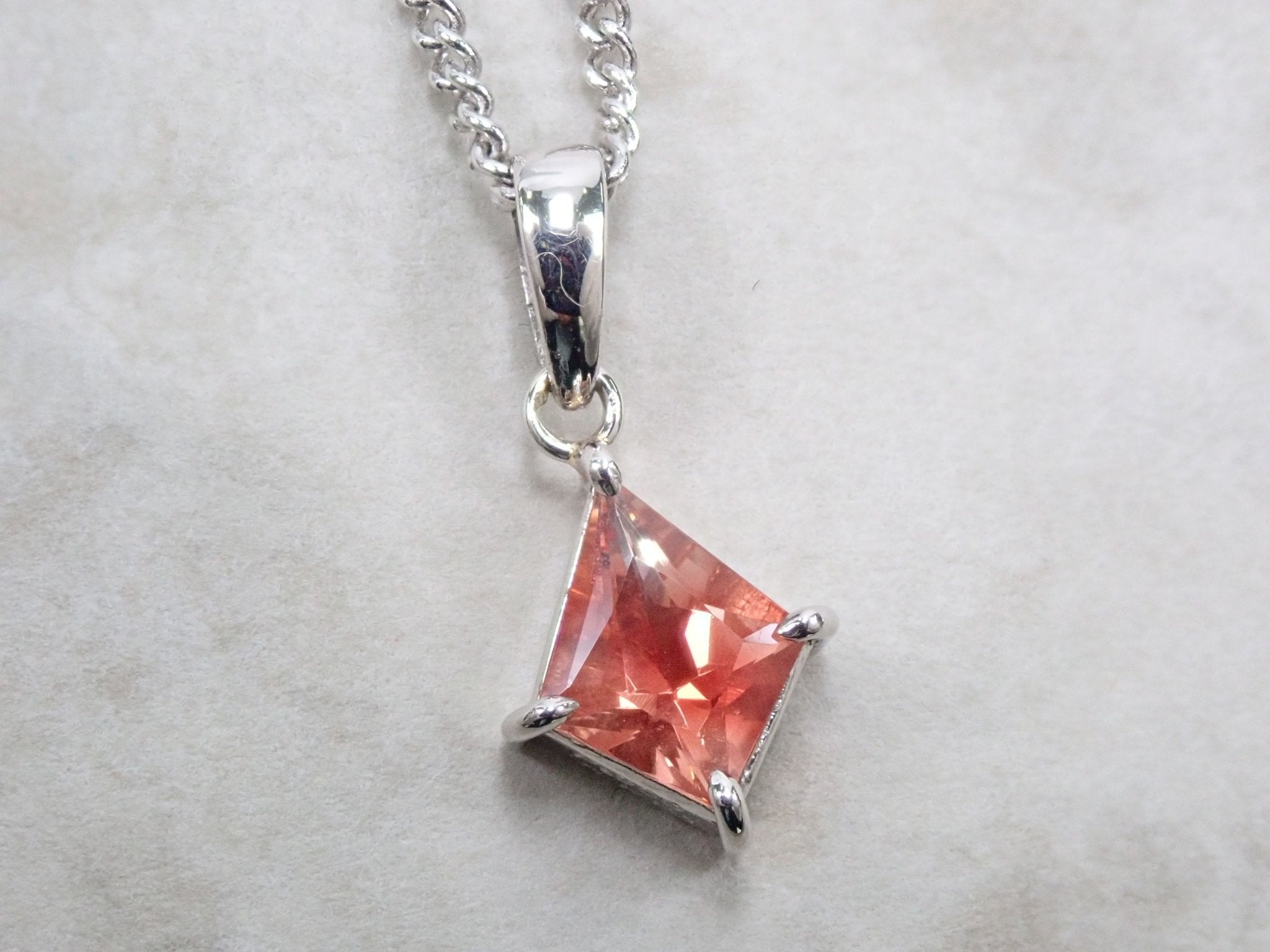 Pt900オレゴンサンストーン0.553ct ペンダントトップ(ネックレストップ) - KARATZ STORE|カラッツSTORE