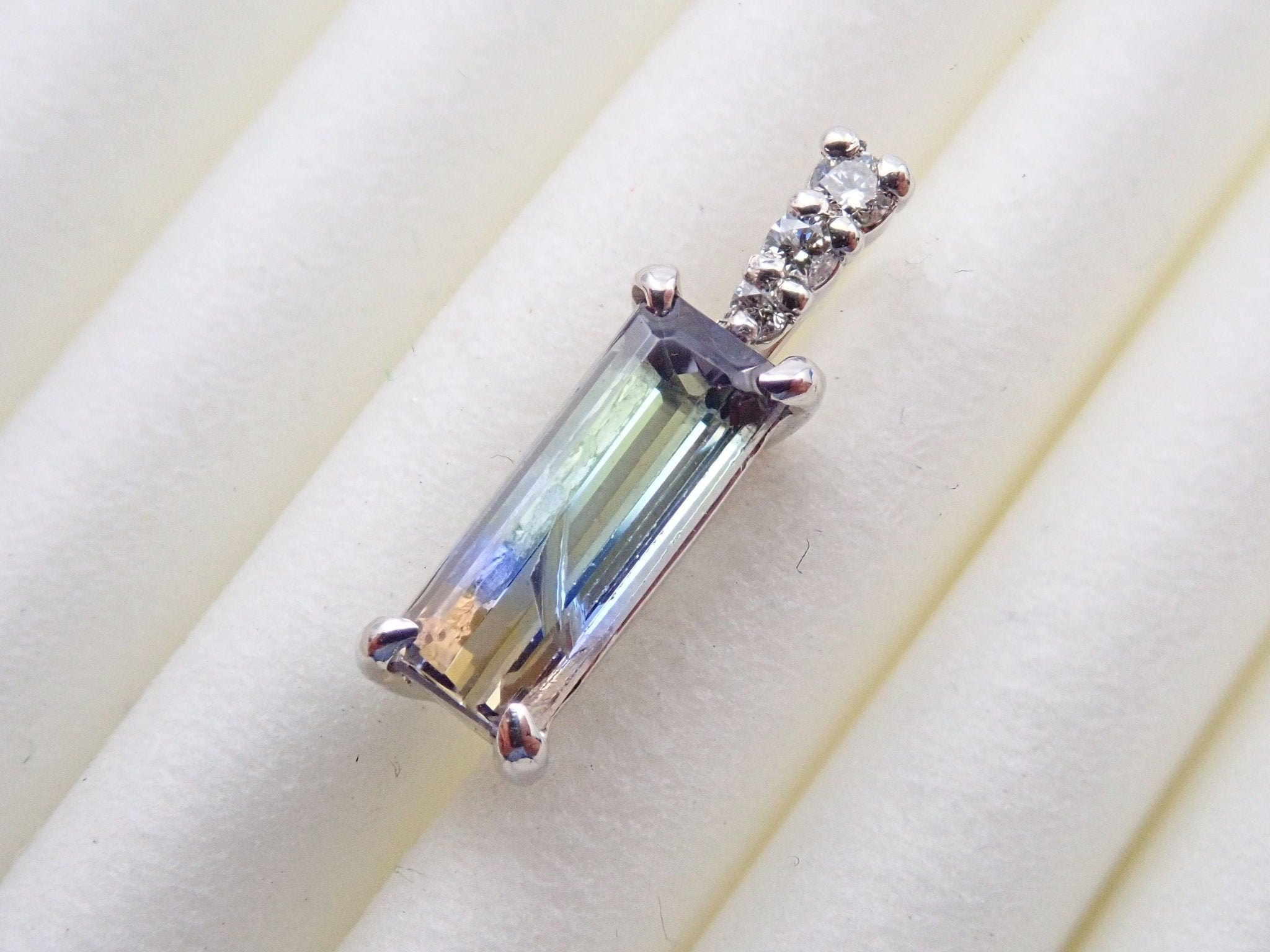Pt900トリカラーゾイサイト0.771ct ペンダントトップ(ネックレストップ) - KARATZ STORE|カラッツSTORE