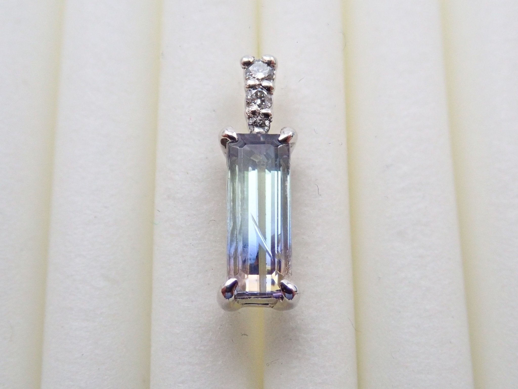 Pt900トリカラーゾイサイト0.771ct ペンダントトップ(ネックレストップ) - KARATZ STORE|カラッツSTORE