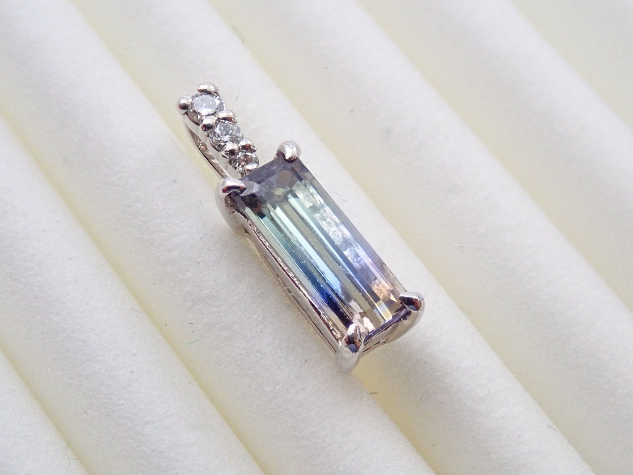 Pt900トリカラーゾイサイト0.771ct ペンダントトップ(ネックレストップ) - KARATZ STORE|カラッツSTORE