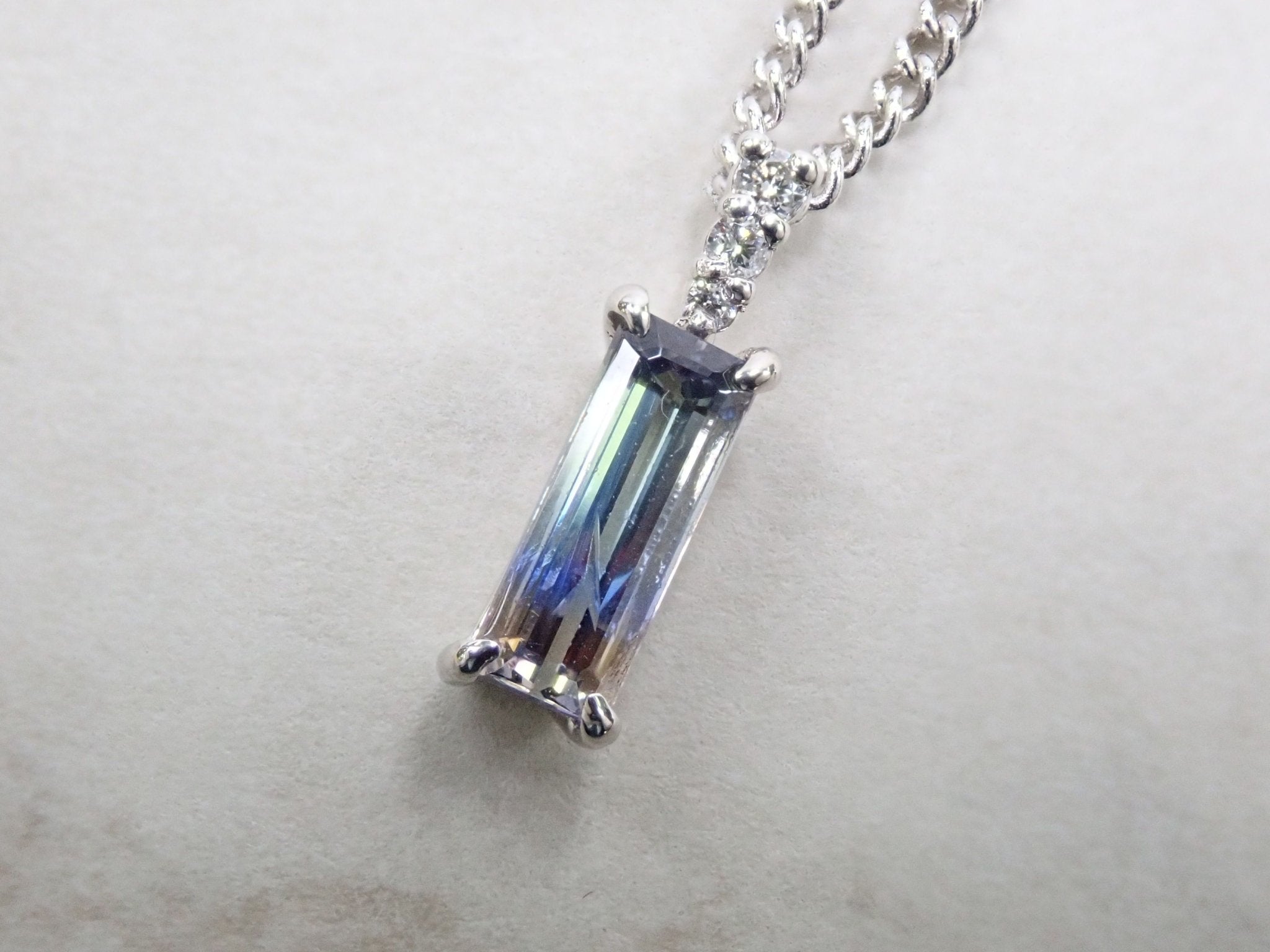 Pt900トリカラーゾイサイト0.771ct ペンダントトップ(ネックレストップ) - KARATZ STORE|カラッツSTORE