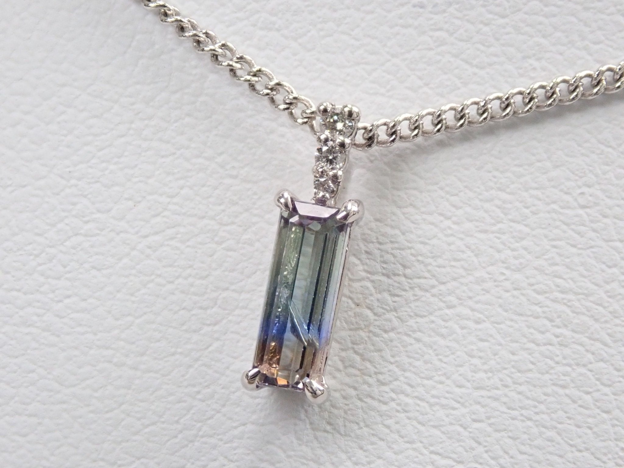 Pt900トリカラーゾイサイト0.771ct ペンダントトップ(ネックレストップ) - KARATZ STORE|カラッツSTORE
