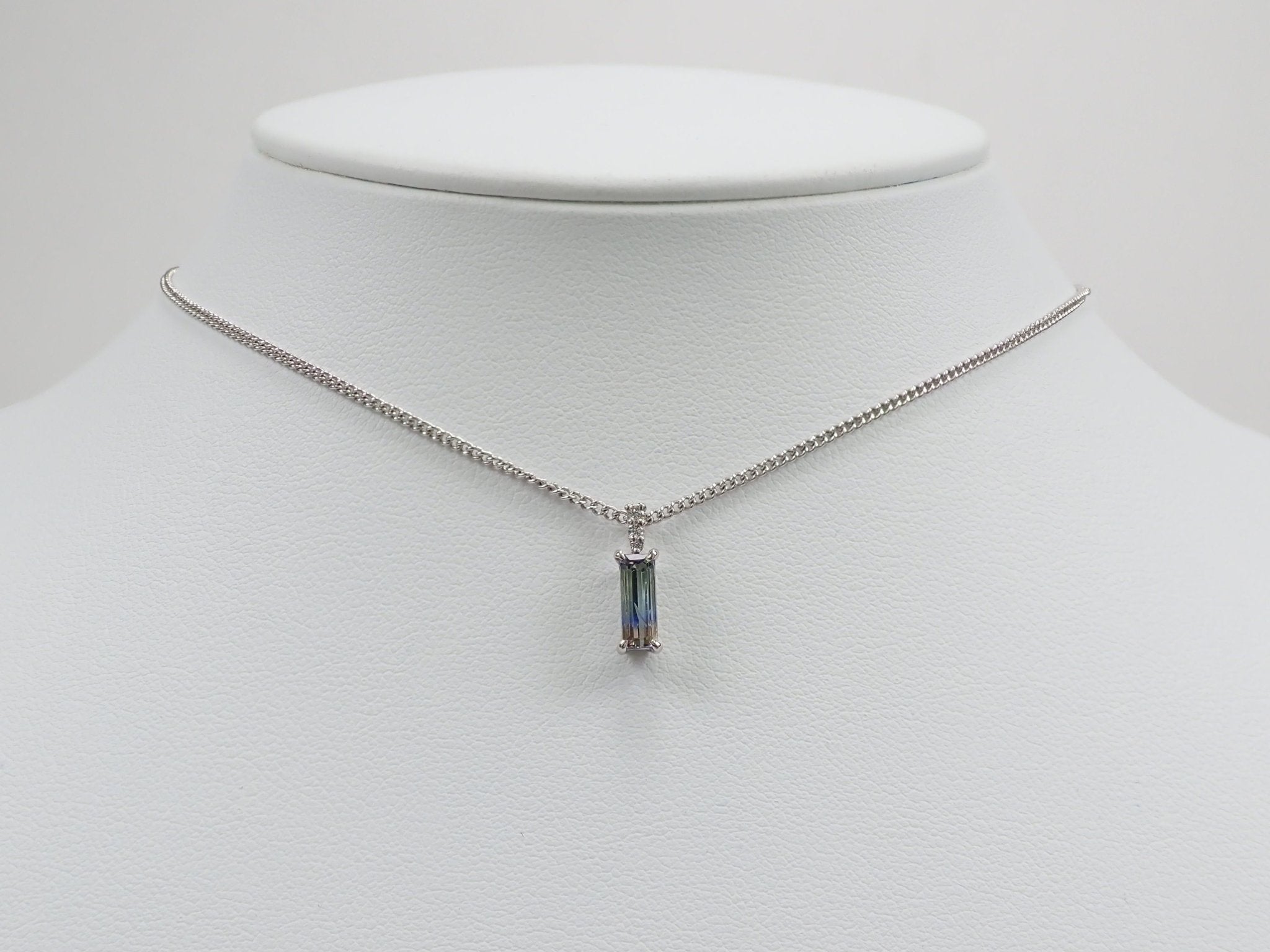 Pt900トリカラーゾイサイト0.771ct ペンダントトップ(ネックレストップ) - KARATZ STORE|カラッツSTORE