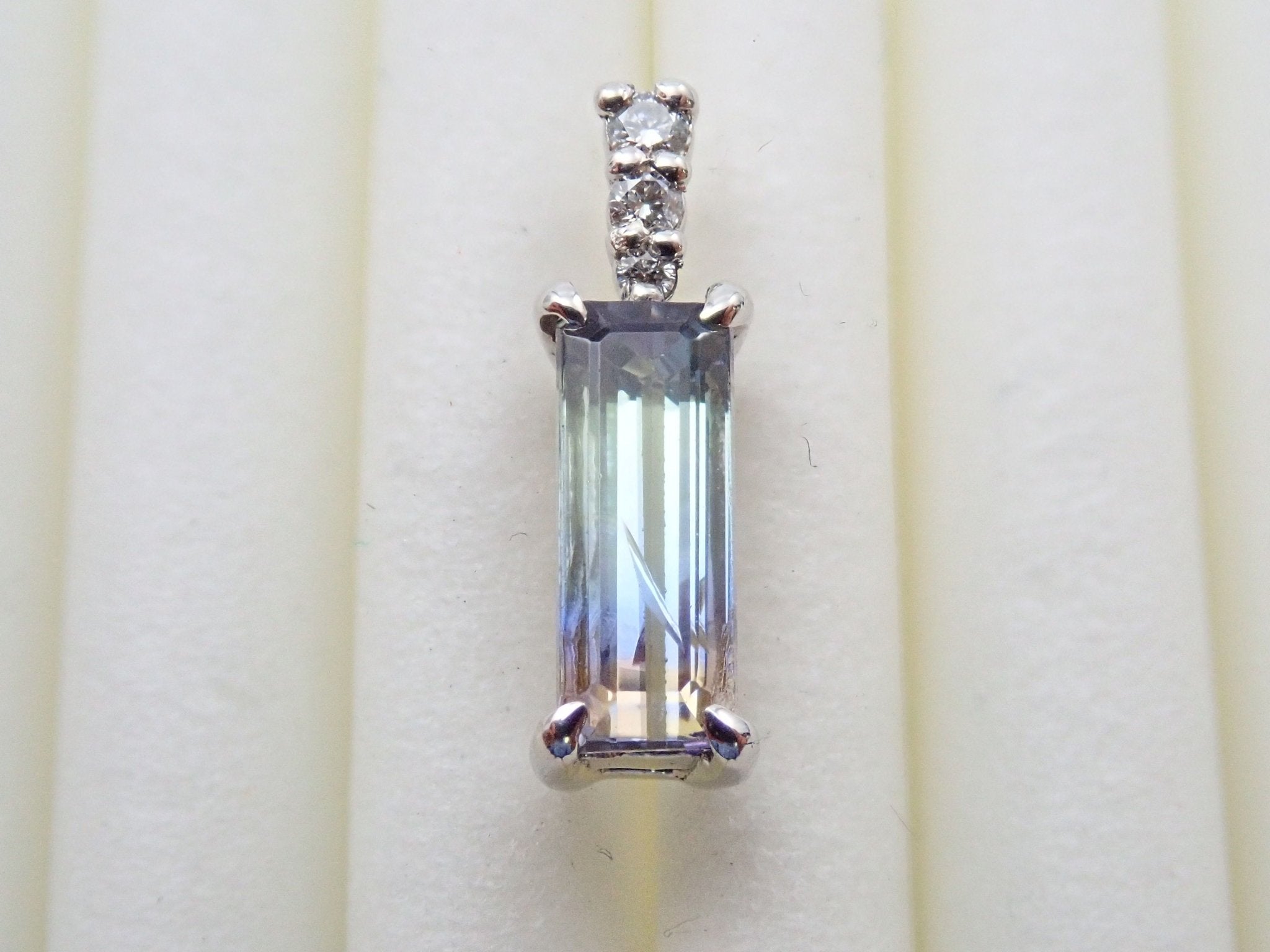 Pt900トリカラーゾイサイト0.771ct ペンダントトップ(ネックレストップ) - KARATZ STORE|カラッツSTORE