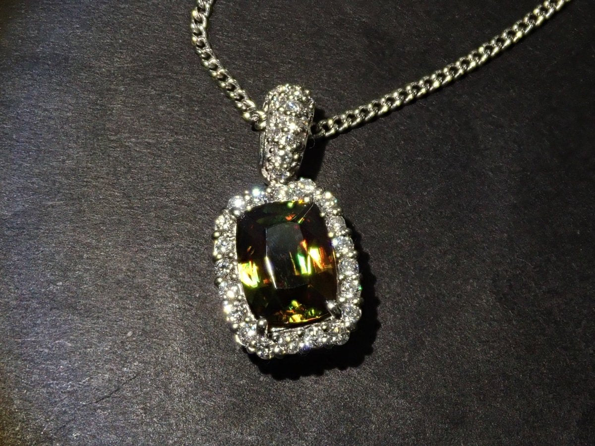 【カラフリ】Pt900スフェーン1.498ct ペンダント(ネックレス) - カラッツSTORE