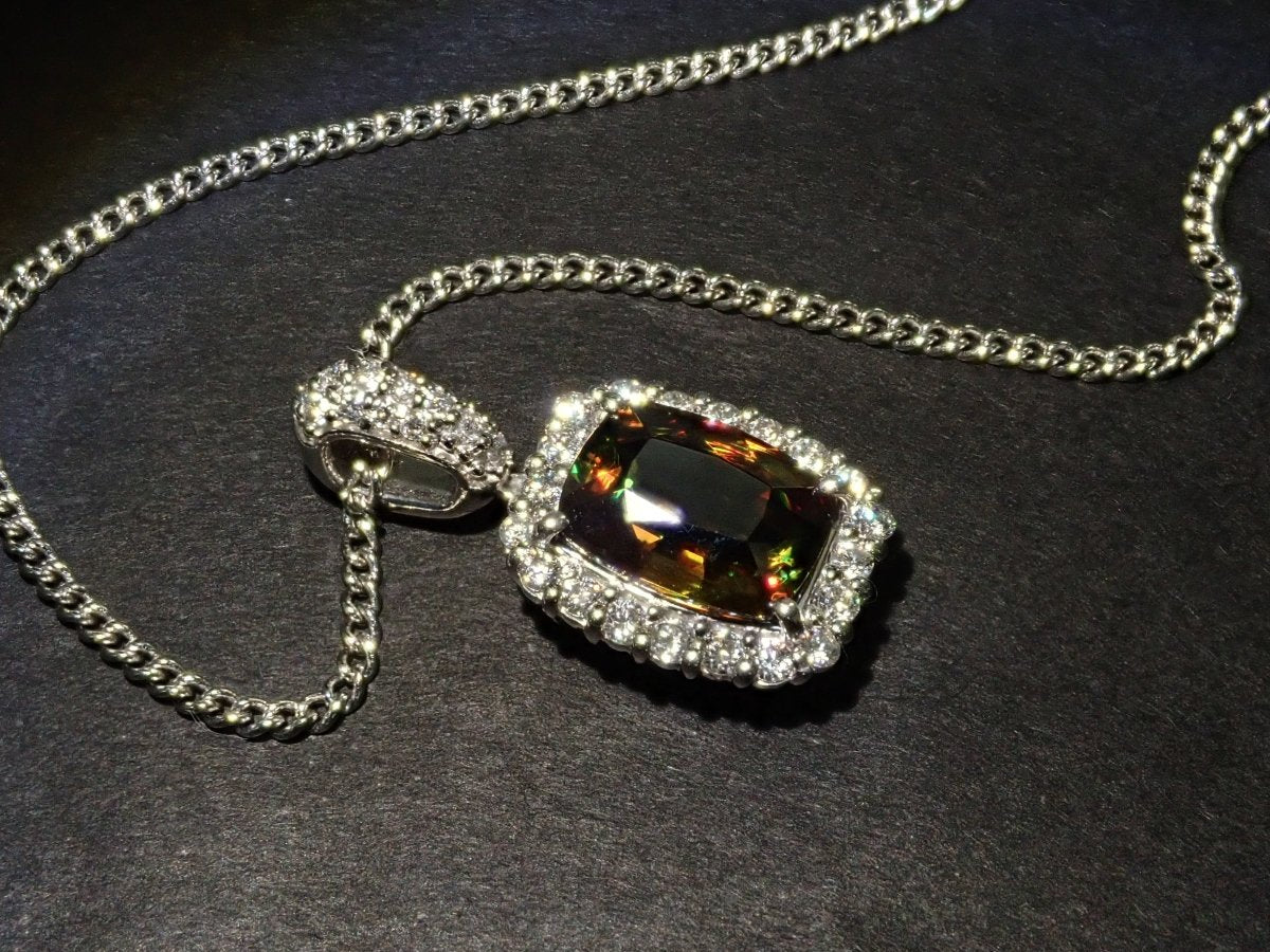 【カラフリ】Pt900スフェーン1.498ct ペンダント(ネックレス) - カラッツSTORE