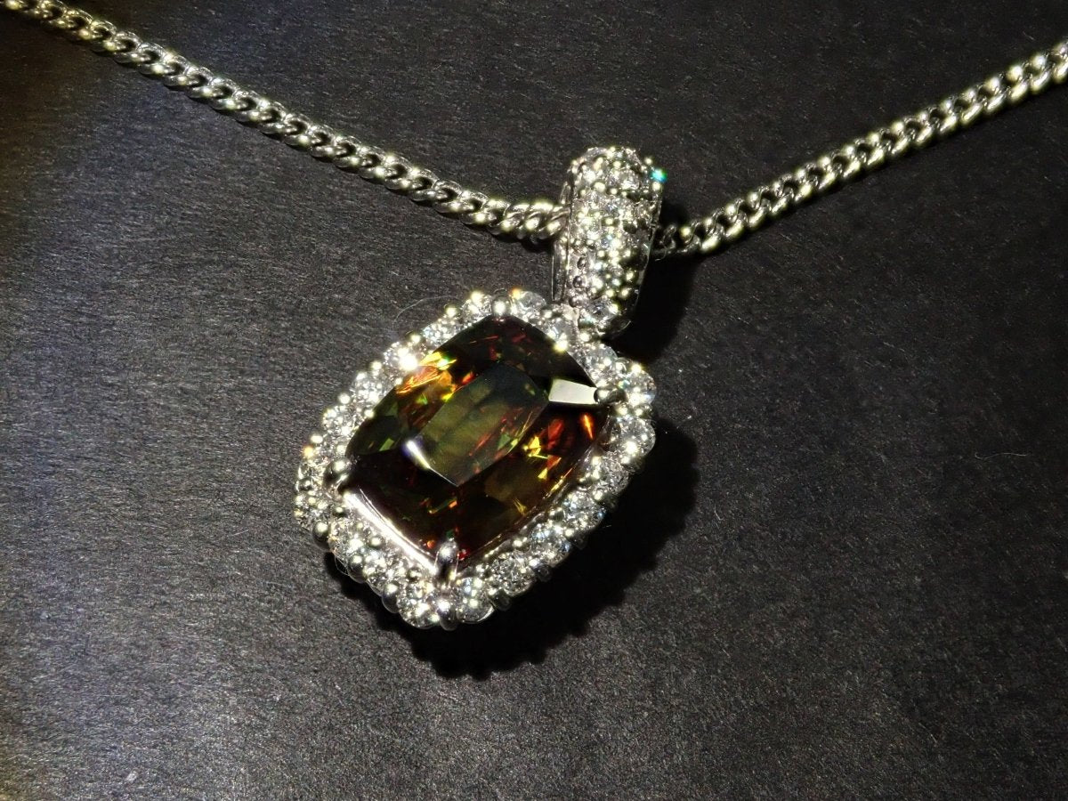 【カラフリ】Pt900スフェーン1.498ct ペンダント(ネックレス) - カラッツSTORE