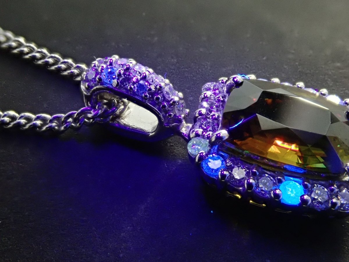 【カラフリ】Pt900スフェーン1.498ct ペンダント(ネックレス) - カラッツSTORE