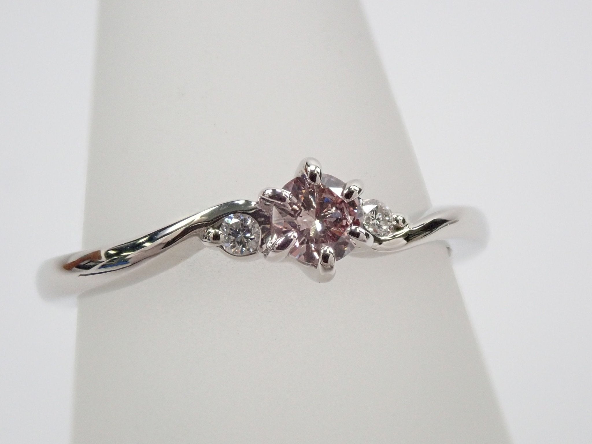 Pt950ピンクダイヤモンド0.169ct リング(FANCY LIGHT BROWNISH PINK ) - KARATZ STORE|カラッツSTORE