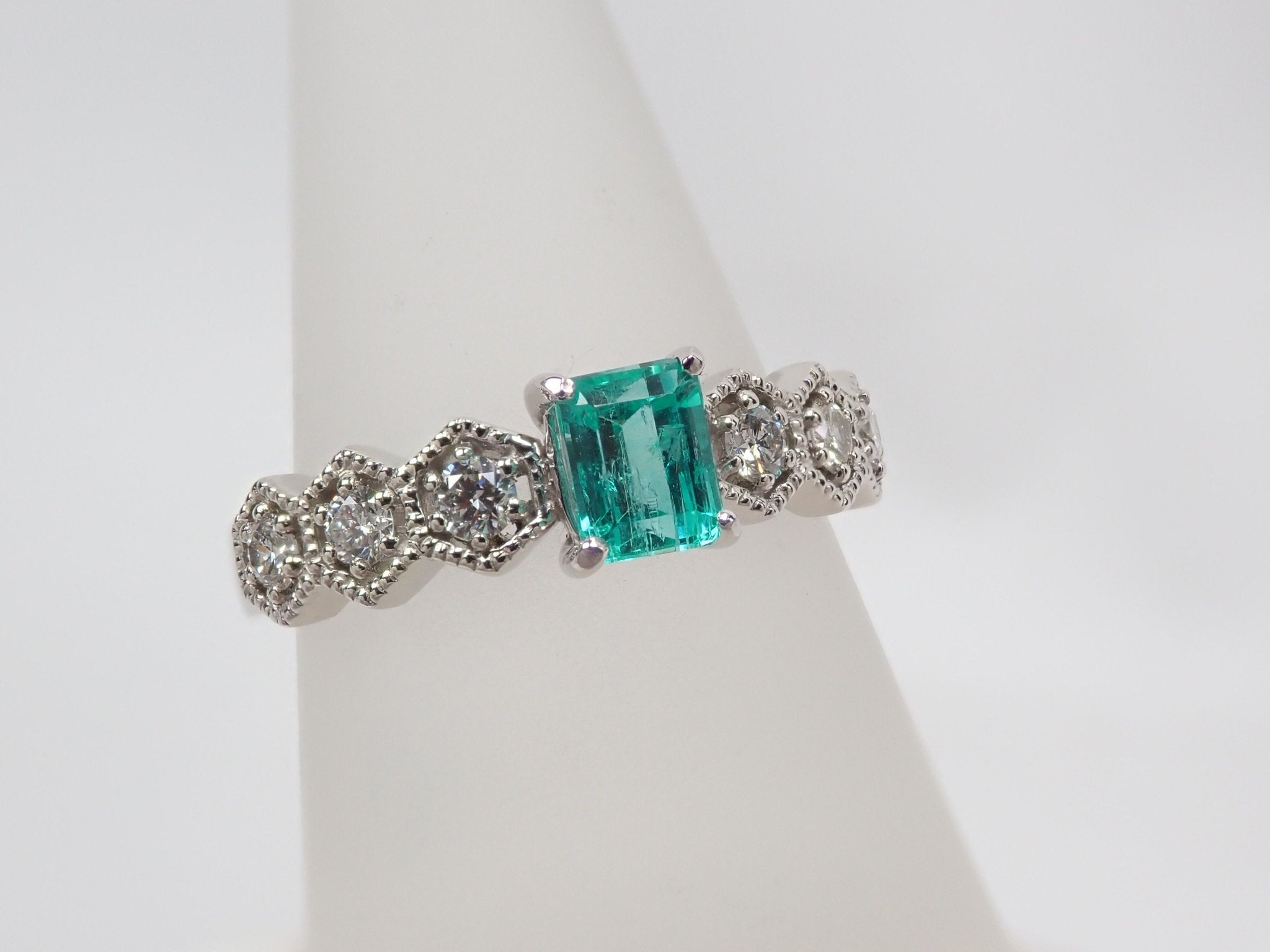 Pt950コロンビア産ノンオイルエメラルド0.48ct リング GIA付 - KARATZ STORE|カラッツSTORE