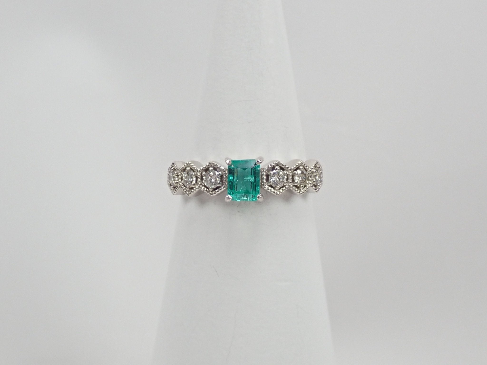 Pt950コロンビア産ノンオイルエメラルド0.48ct リング GIA付 - KARATZ STORE|カラッツSTORE