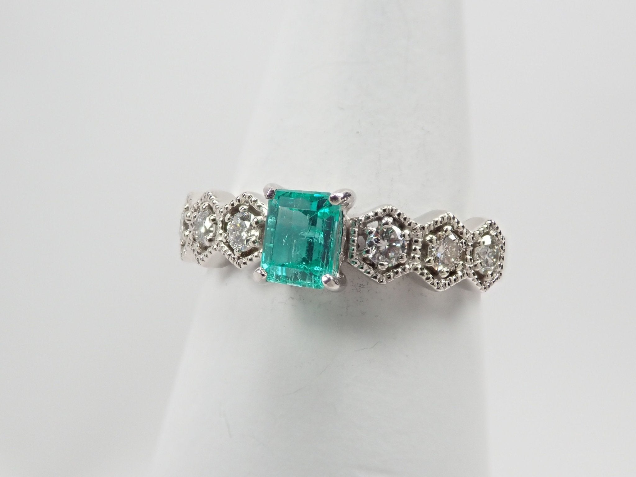 Pt950コロンビア産ノンオイルエメラルド0.48ct リング GIA付 - KARATZ STORE|カラッツSTORE