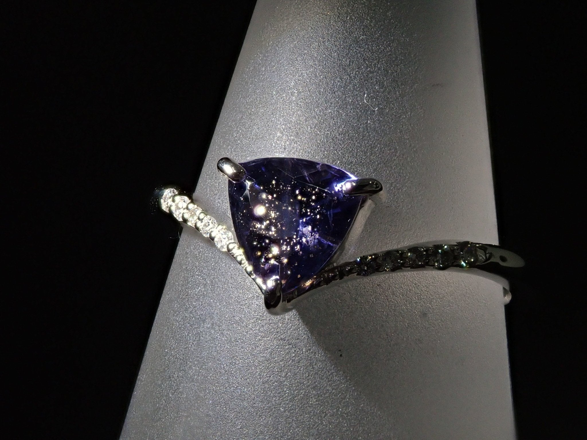 Pt950アイオライトサンストーン0.548ct リング - KARATZ STORE|カラッツSTORE